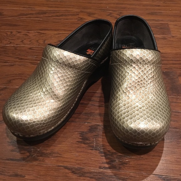 dansko xp clogs sale